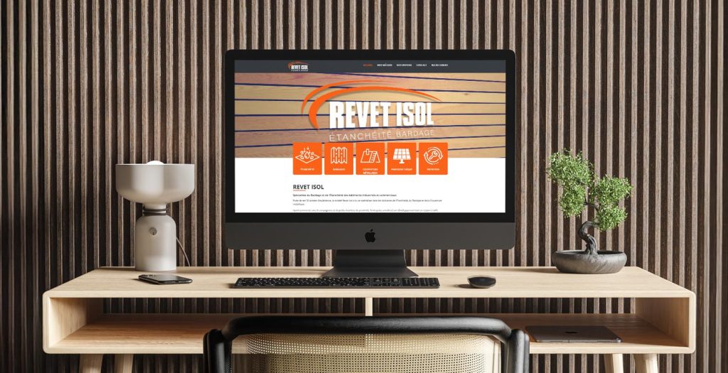 Présentation sur iMac d’un site internet pour la construction et l’isolation