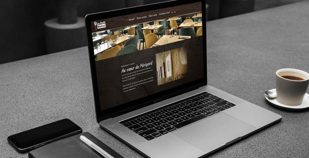 Présentation sur MacBook d’un site internet pour un restaurant