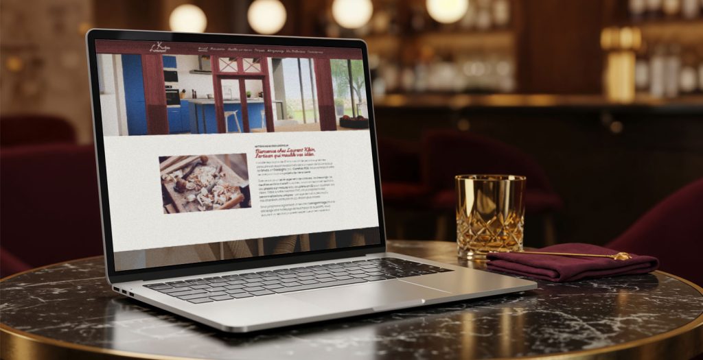 Présentation sur MacBook d’un site internet pour une activité de menuiserie