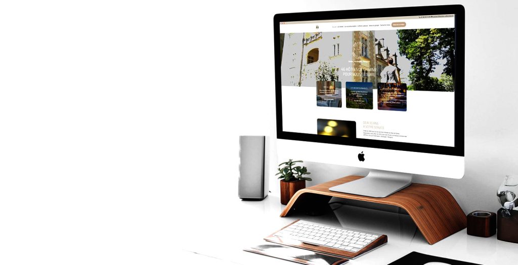Présentation sur iMac d’un site internet pour l’hôtellerie et le tourisme