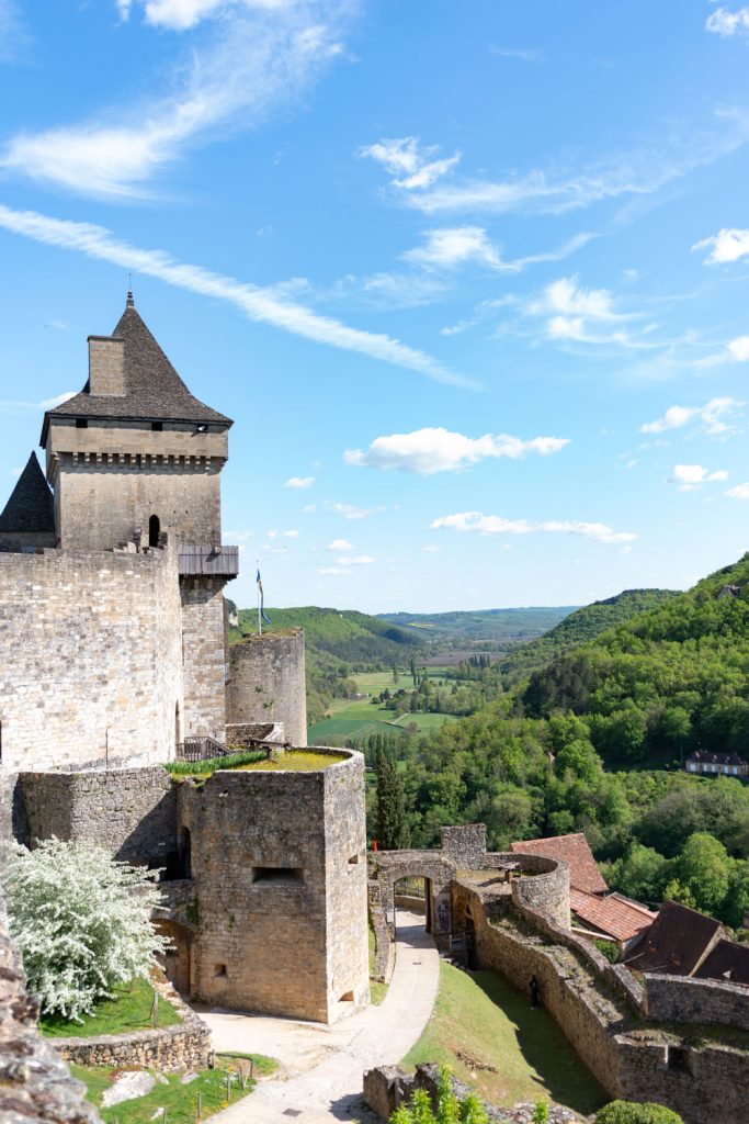 Photographie du château de Castelnaud utilisée comme inspiration pour une création graphique