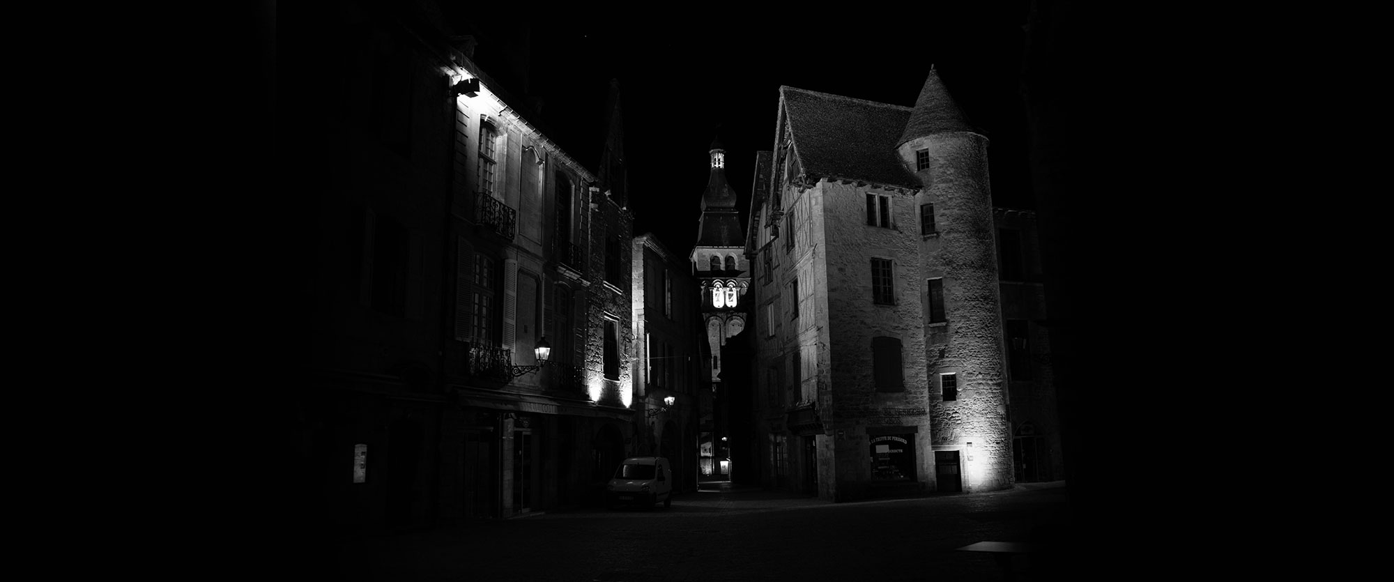 Photo nocture de la ville médiévale de Sarlat-la-Canéda
